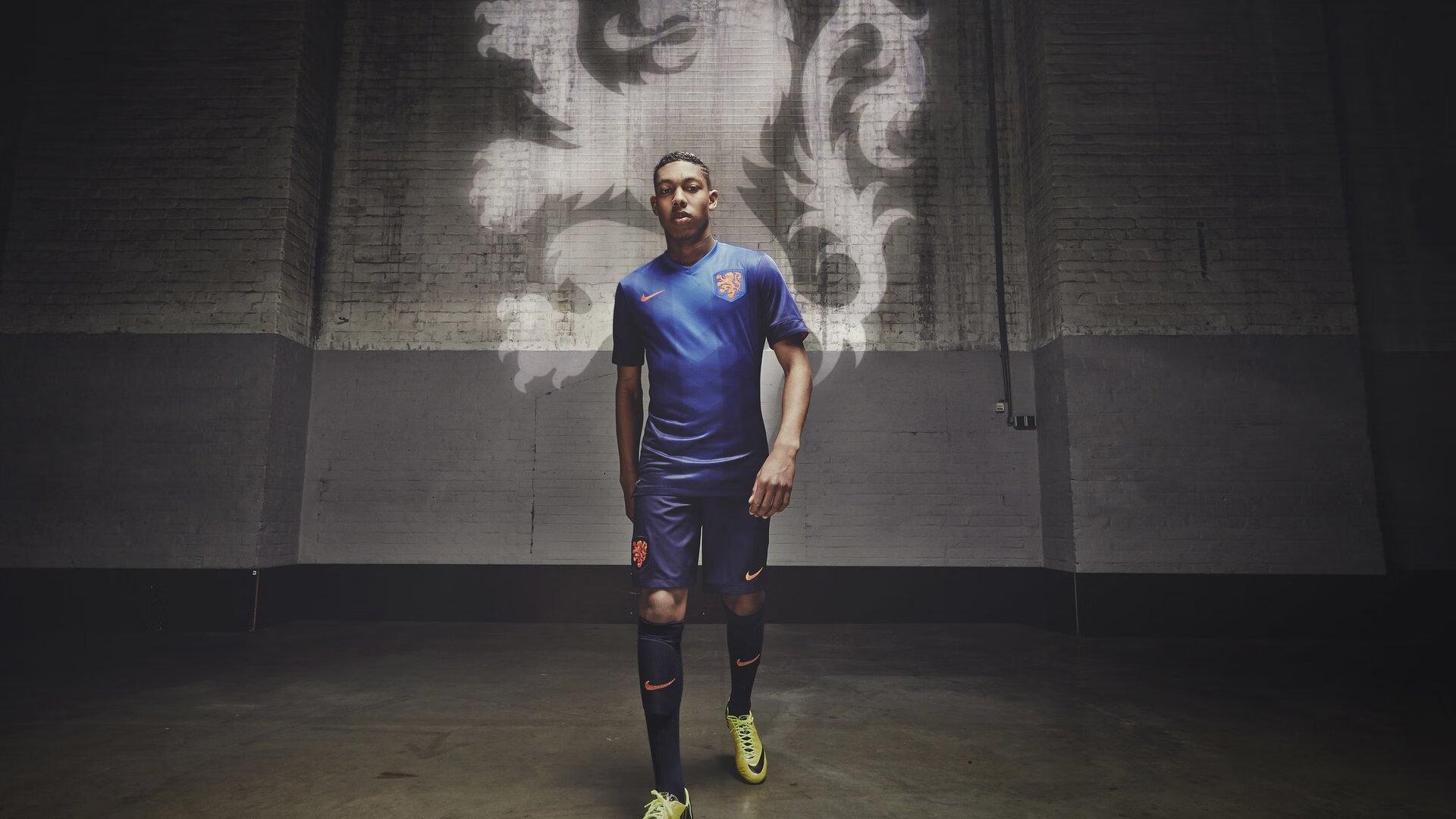 德甲联赛激战正酣,拜仁慕尼黑紧追勒沃库森,争冠悬念再起