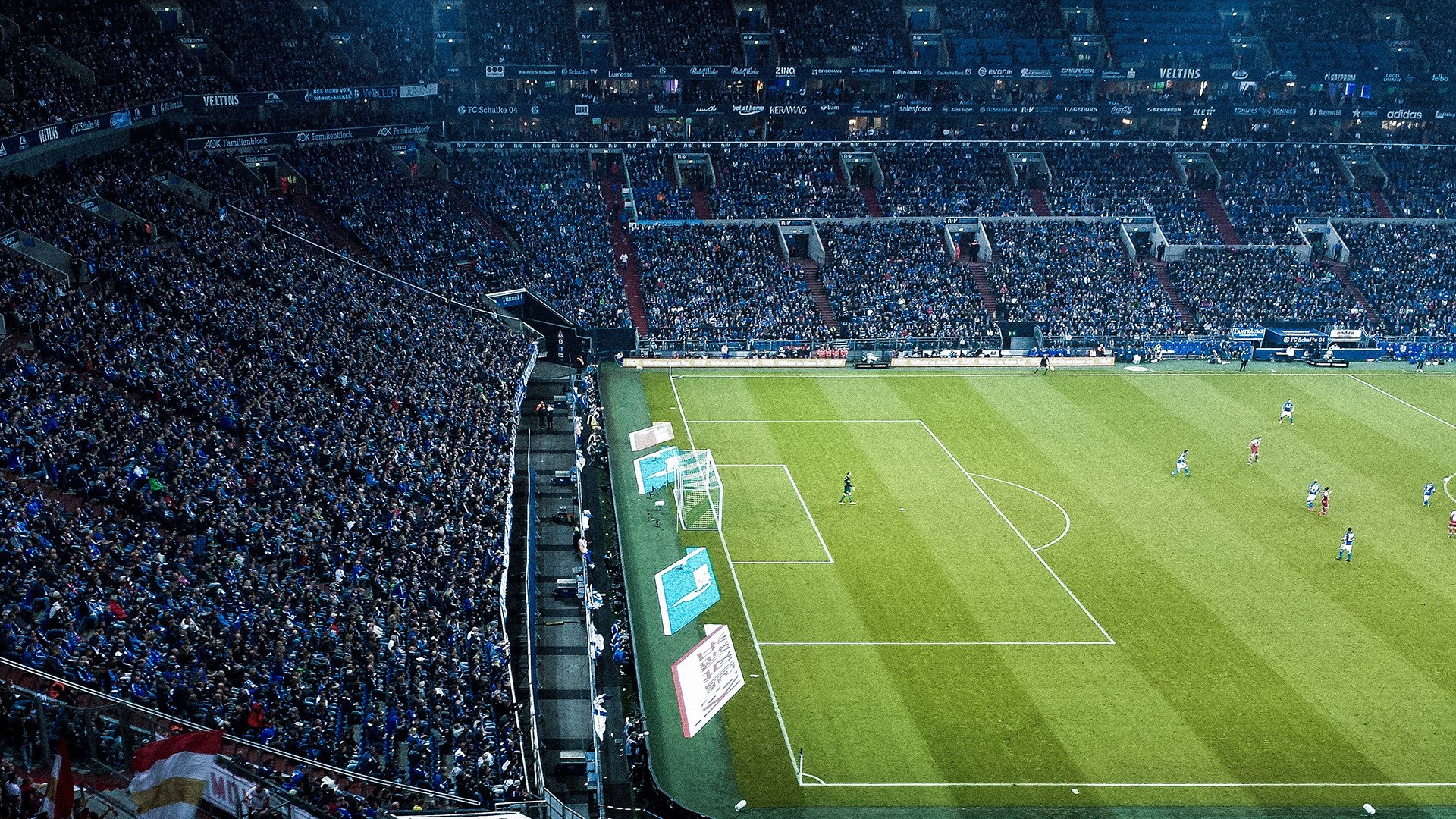 英超豪门激战正酣，曼城逆转利物浦登顶积分榜